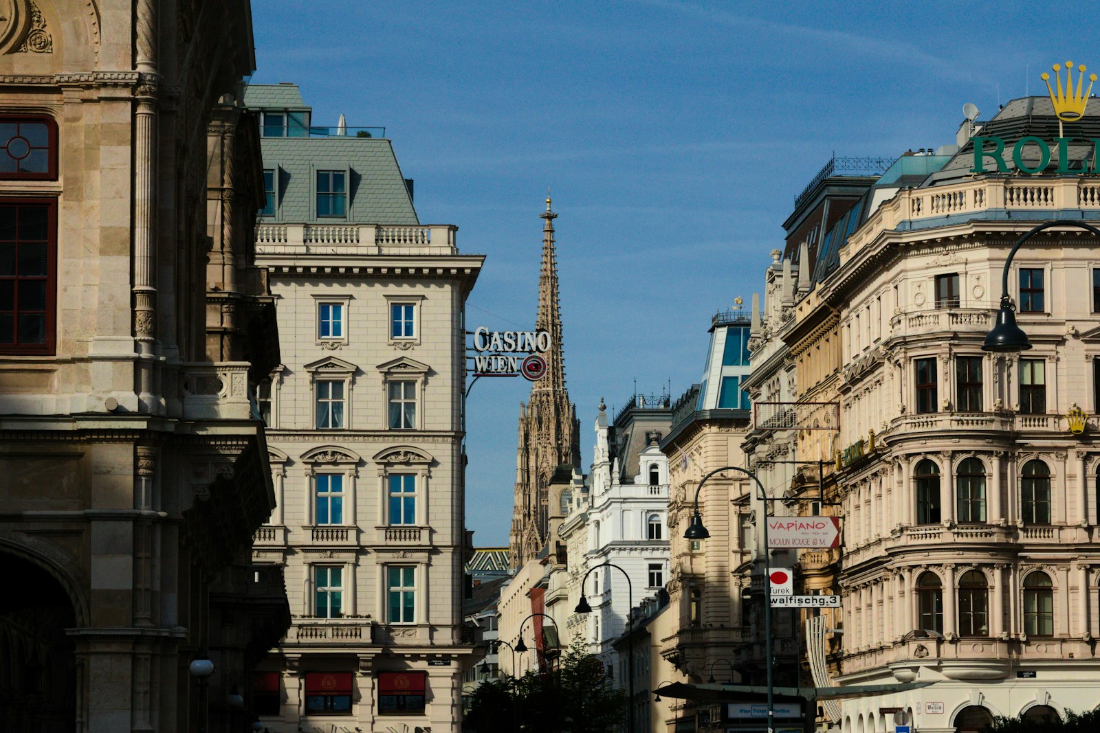 Straat in Wenen met historische gevels en de Stephansdom