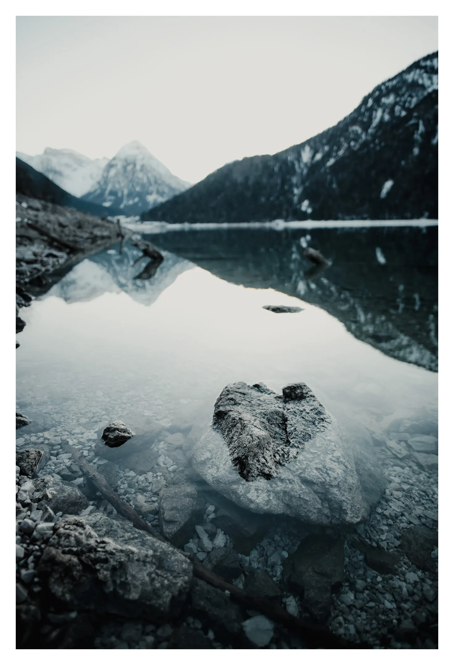 Helder water en stenen aan de oever van de Achensee