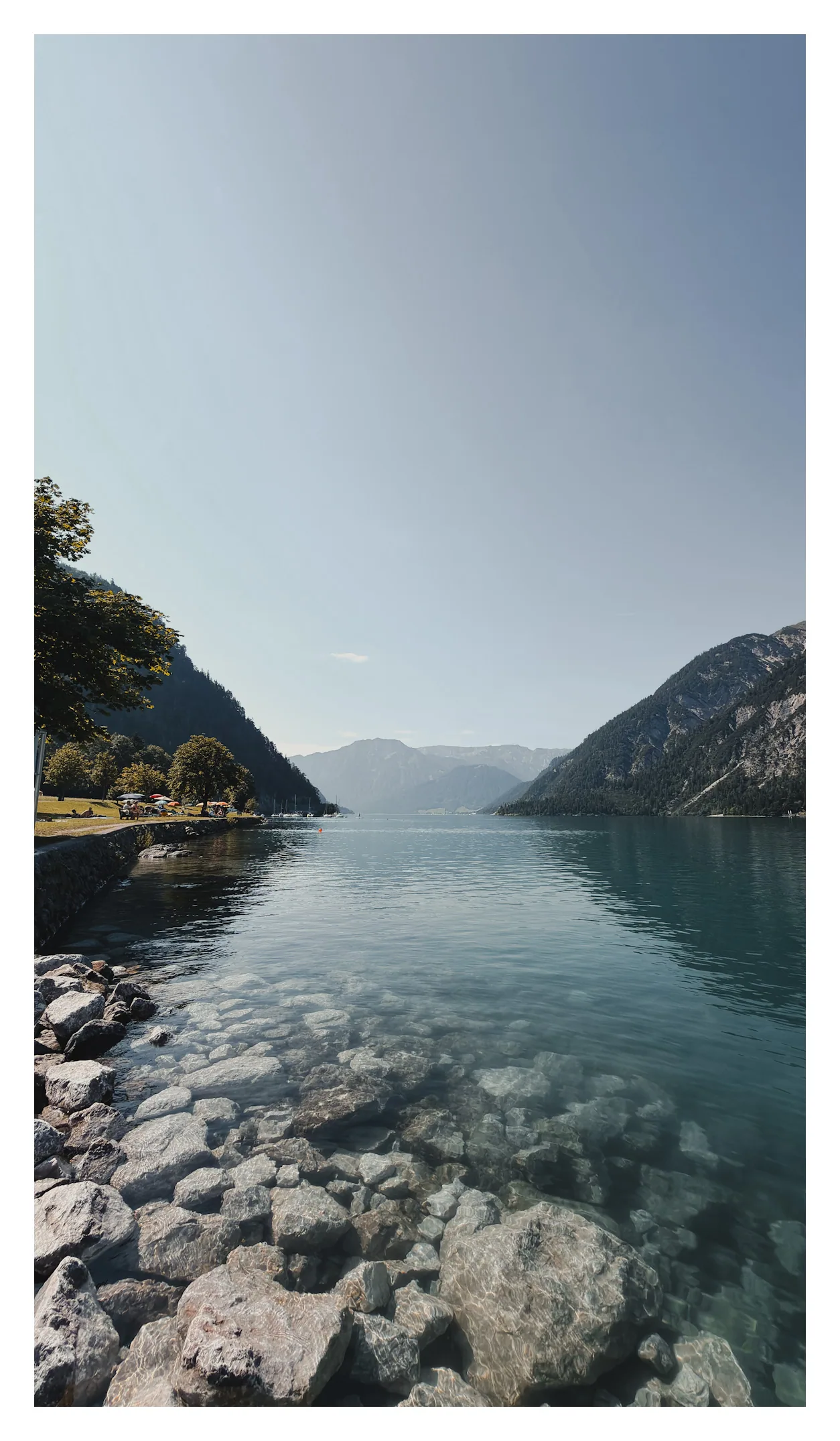 Uitzicht over de Achensee vanaf de rotsachtige oever