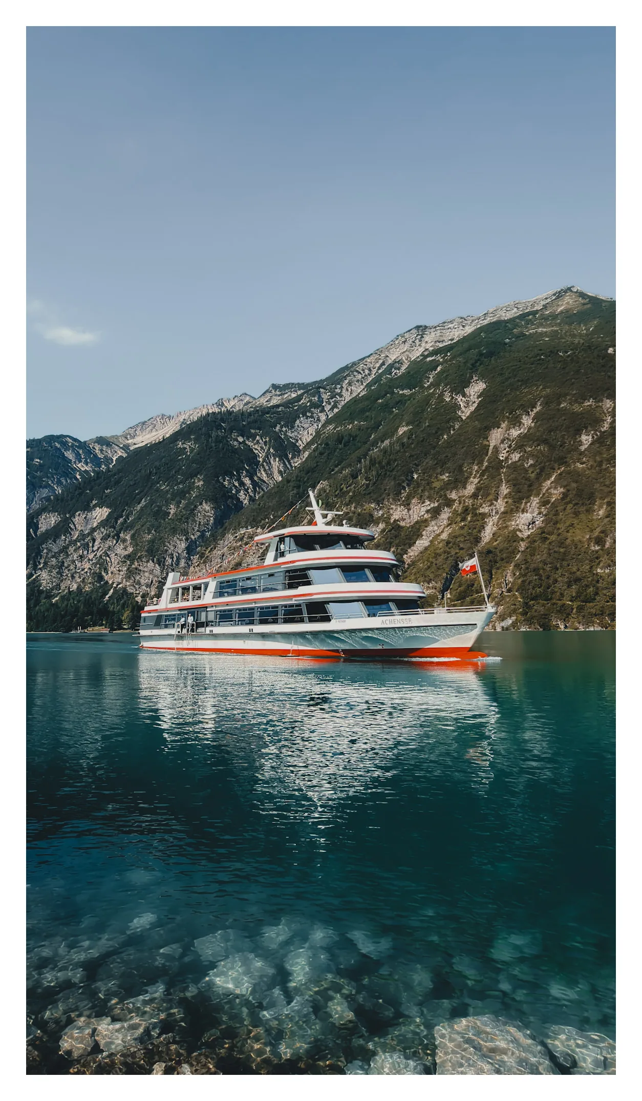 Een rondvaartboot van Achenseeschifffahrt op het heldere bergmeer