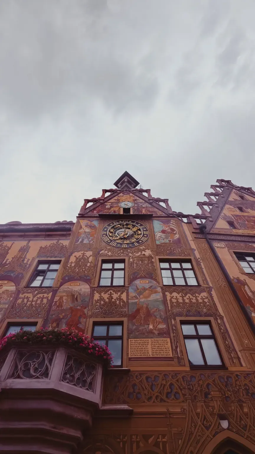 De astronomische klok en beschilderde gevel van het Rathaus van Ulm