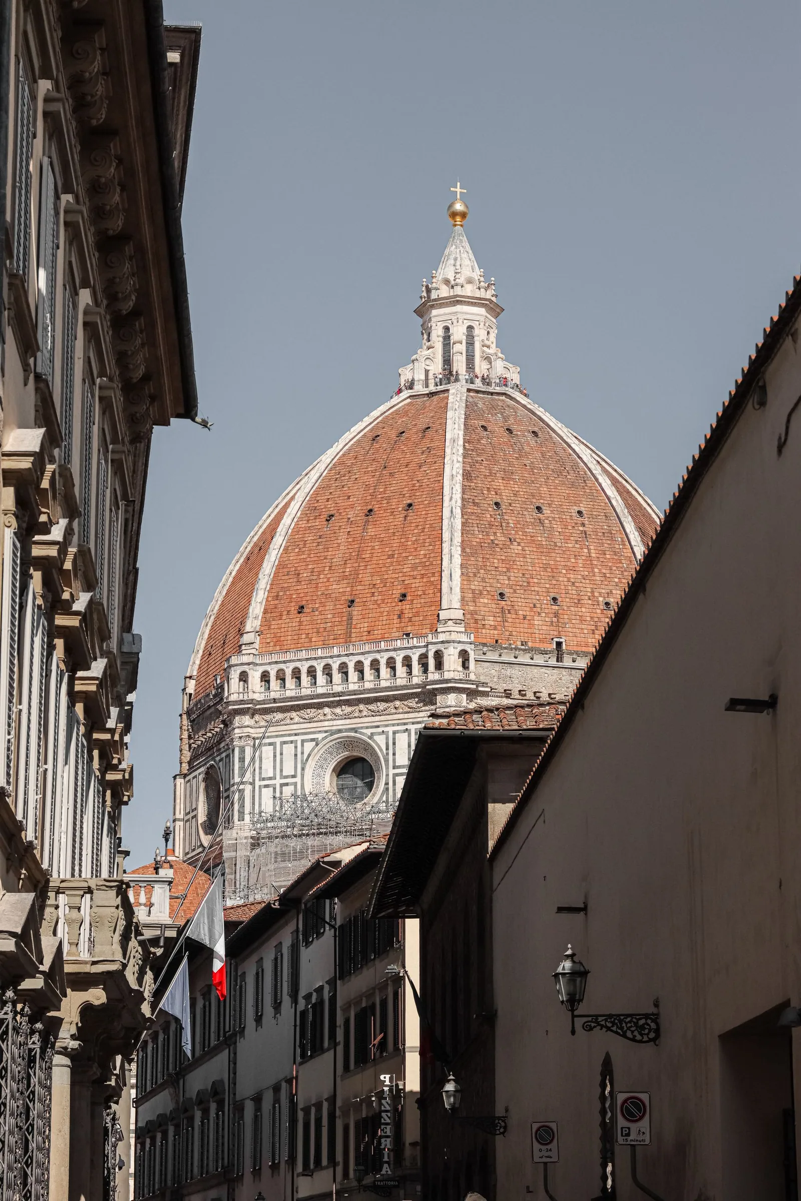 De koepel van de Duomo tussen de straten van Florence