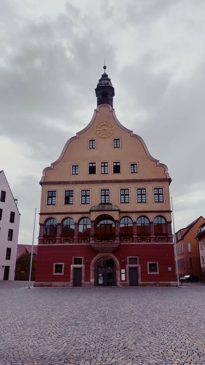 Historisch gebouw met klok en siergevel in de oude binnenstad van Ulm