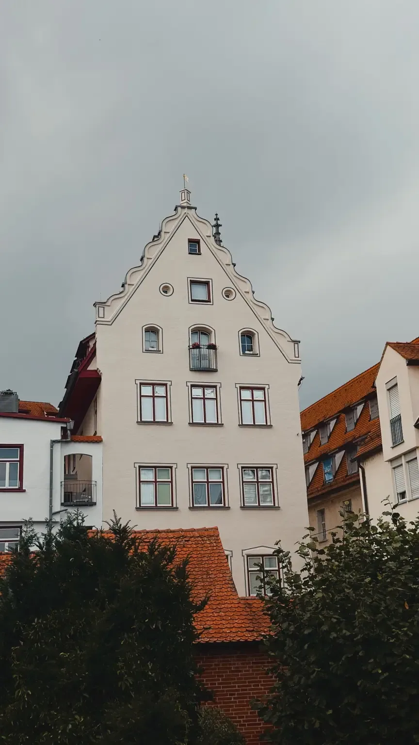 Historische trapgevel tussen de rode daken van Ulm
