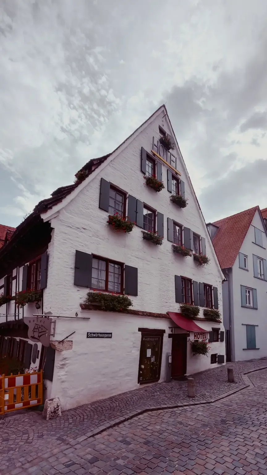Het witte Schiefe Haus aan de Schwörhausgasse in het Fischerviertel van Ulm