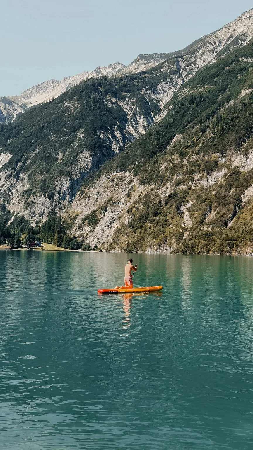 Een supper op het turquoise water van de Achensee
